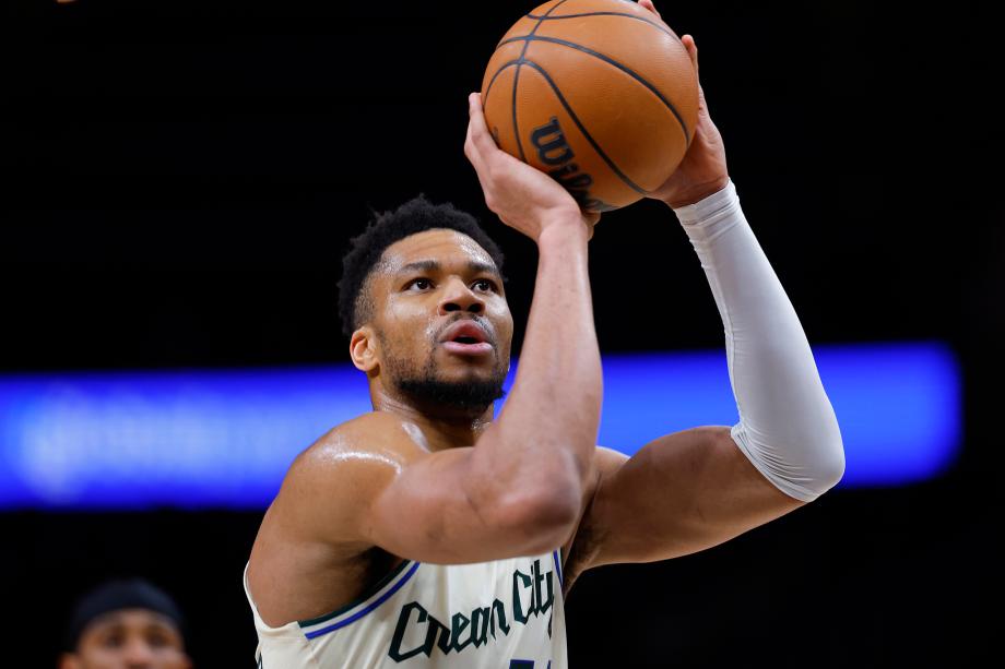 [图]字母哥21+17沃克空砍32分 雄鹿险胜老鹰